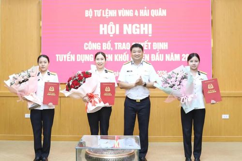 Vùng 4 Hải quân trao quyết định tuyển dụng quân nhân chuyên nghiệp năm 2026
