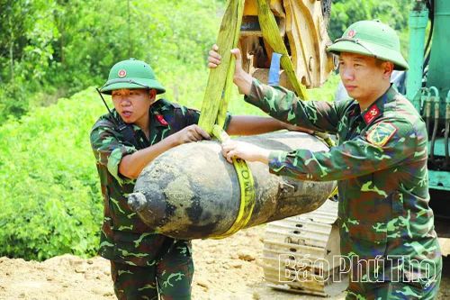 Hủy nổ quả bom khoảng 200kg được phát hiện dưới lòng sông Đà