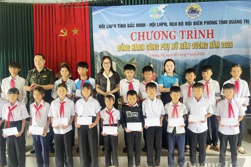 Khoảng 360 triệu đồng hỗ trợ phụ nữ và học sinh có hoàn cảnh khó khăn