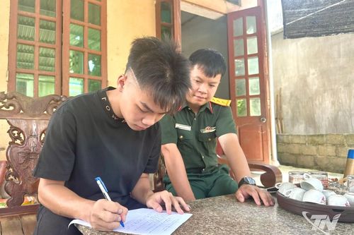 Bốn lá đơn tình nguyện từ một thôn nhỏ