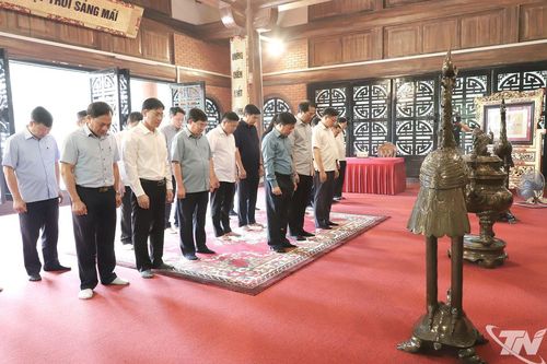 Thường trực Tỉnh ủy khảo sát khu vực dự kiến đặt Tượng đài Chủ tịch Hồ Chí Minh tại xã Phú Đình