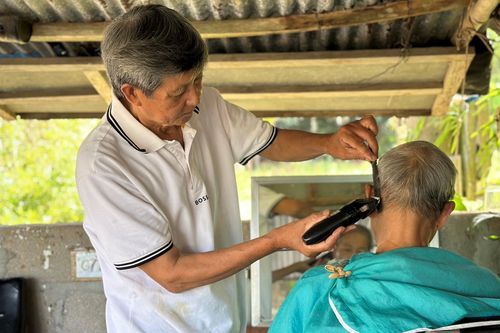 Nửa thế kỷ giữ nghề cắt tóc