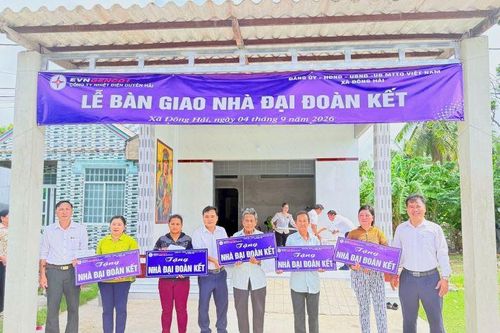 Tổng công ty Phát điện 1 bàn giao 05 căn Nhà Đại đoàn kết tại xã Đông Hải, tỉnh Vĩnh Long