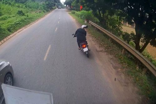 Bị xe máy tạt đầu, ô tô tăng tốc đuổi theo hơn 80 km/h