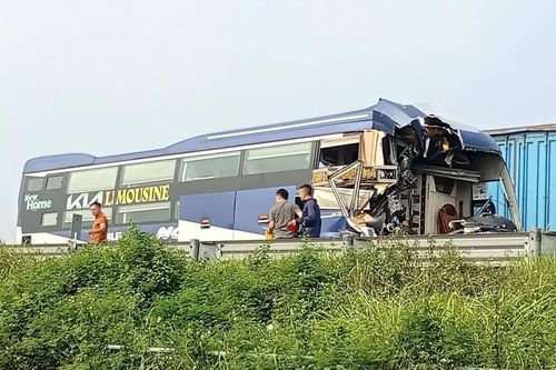 Xe khách va chạm xe đầu kéo trên cao tốc Pháp Vân - Cầu Giẽ, phụ xe tử vong