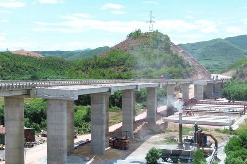 Cao tốc đoạn Cam Lộ - La Sơn: Yêu cầu hoàn thành các hạng mục dưới nước trước mùa mưa lũ