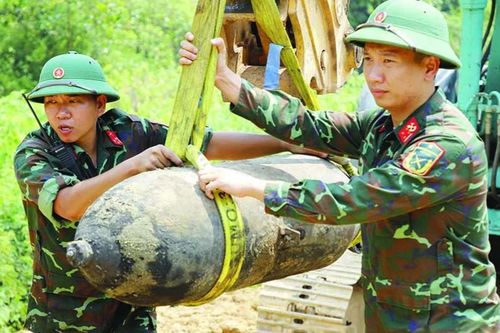 Hủy nổ an toàn quả bom 200kg được phát hiện dưới lòng sông Đà