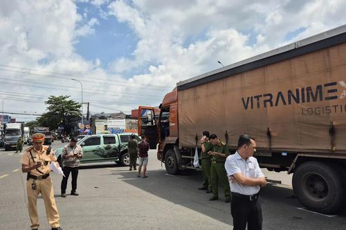 Tai nạn giao thông 8/9: Xe tải va chạm xe máy, 4 người thương vong