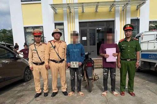 Sơn La: Nam thiếu niên bốc đầu xe máy bị tịch thu phương tiện