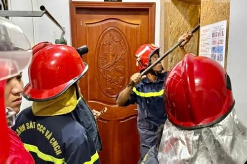 Giải cứu nam thanh niên mắc kẹt trong thang máy