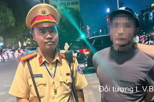 Khống chế đối tượng giấu ma túy trong miệng