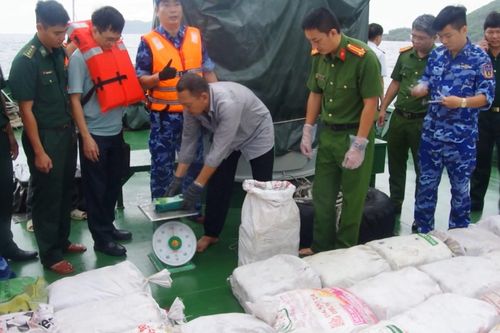 Phát hiện tàu cá cất giấu hơn 1 tấn ma túy