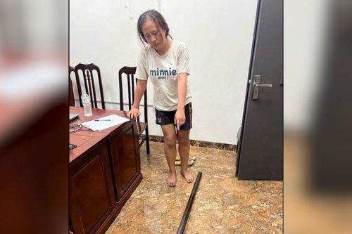 Khởi tố người phụ nữ cầm hung khí gây rối quán nước