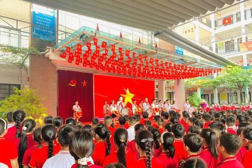 Hàng nghìn học sinh Tiểu học Vạn Xuân háo hức dự thi 'Viết và bình chọn Trường học hạnh phúc'