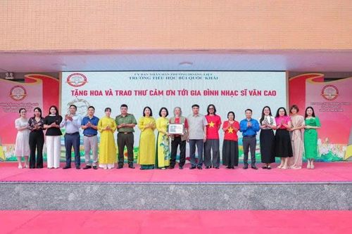 Trường Tiểu học Bùi Quốc Khái sinh hoạt dưới cờ tuần 1: Gặp gỡ, giao lưu cùng nghệ sĩ Văn Thao - con trai cố nhạc sĩ Văn Cao
