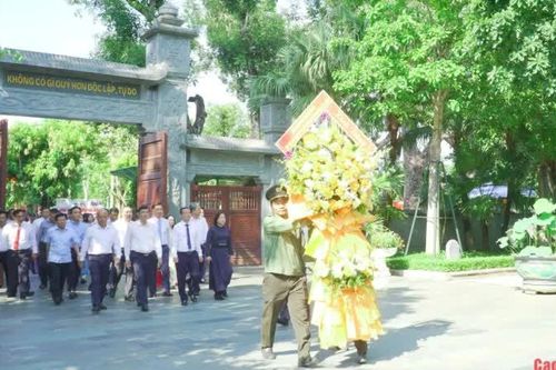 Đoàn đại biểu Cao Bằng và thành phố Hồ Chí Minh, tỉnh Quảng Trị, Nghệ An dâng hoa, dâng hương Chủ tịch Hồ Chí Minh tại Nghệ An