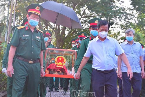 Lấy mẫu sinh phẩm hài cốt liệt sĩ tại Nghĩa trang Năm Căn