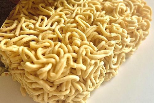 Vì sao mì ăn liền không làm sợi thẳng như mì Ý? Bí mật nằm ở đây