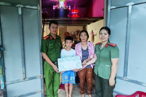 Ấm áp những món quà đầu năm học mới Công an xã Vu Gia trao tặng các em học sinh có hoàn cảnh khó khăn