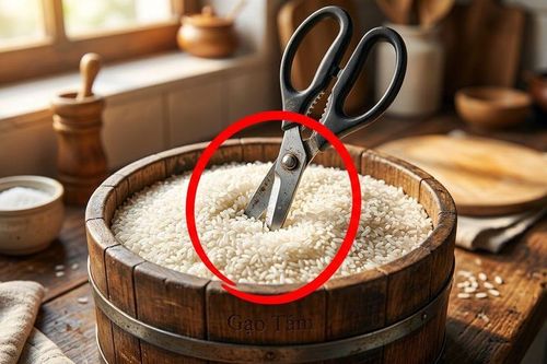 Cắm kéo vào thùng gạo: Mẹo hay gia đình nào cũng cần, tiết kiệm khoản lớn mỗi năm