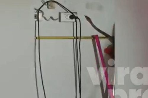 Clip: Con trăn 'khủng' bất ngờ bò vào bếp, hành động sau đó của nó khiến chủ nhà thở phào sau giây phút đáng sợ
