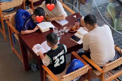 Bức ảnh gia đình trong quán cafe gây sốt khắp MXH, hai cậu bé làm một việc khiến nhiều người 'xin vía'