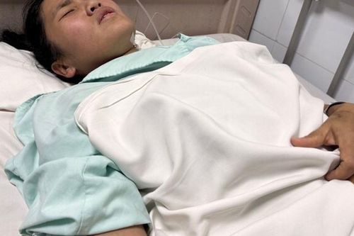 Cô giáo lao ra cứu bé 2 tuổi, bị xe tải cán, nguy cơ phải cắt chân