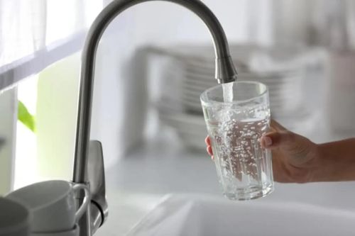 Nước máy bỗng có mùi clo nồng, làm ngay 1 việc để biết vấn đề nằm ở đâu