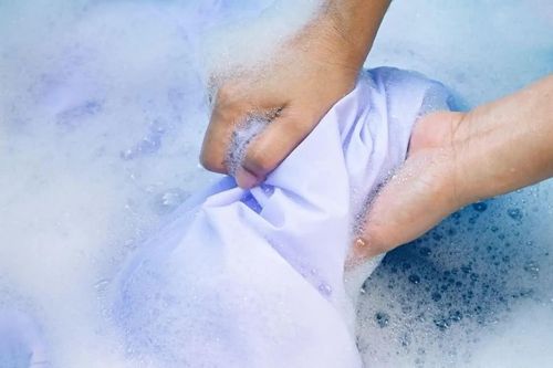 Quần áo mới mua đã phai màu, nhiều người đang mắc sai lầm này khi giặt