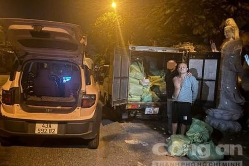 Bắt quả tang đối tượng đang nhận 289 bình 'khí cười' để mang đi bán