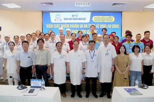 Tổ chức tập huấn 'Kiểm soát nhiễm khuẩn và An toàn vệ sinh lao động cho nhân viên vệ sinh'