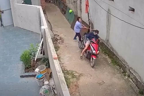 Đánh hàng xóm đến loạng choạng, còn thách thức 'tao thần kinh đấy'