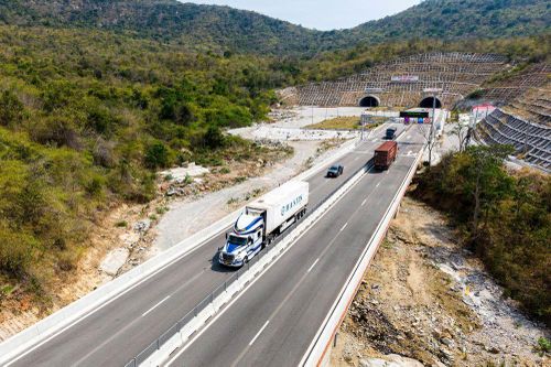 Cấm xe chở hàng nguy hiểm qua hầm dài từ 100m trở lên