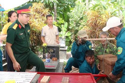 Phúc Sơn lấy mẫu hài cốt tại 67 phần mộ liệt sĩ để giám định ADN