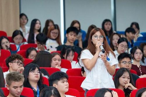 Trang bị kiến thức về an toàn trong môi trường số cho tân sinh viên