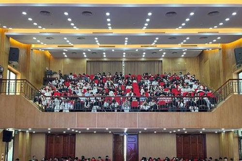 300 tân sinh viên học cách thoát nạn khi xảy ra cháy tại nhà trọ