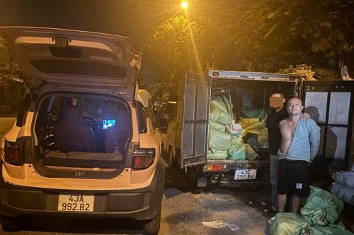 Bắt quả tang đối tượng vận chuyển, mua bán gần 300 bình 'khí cười'
