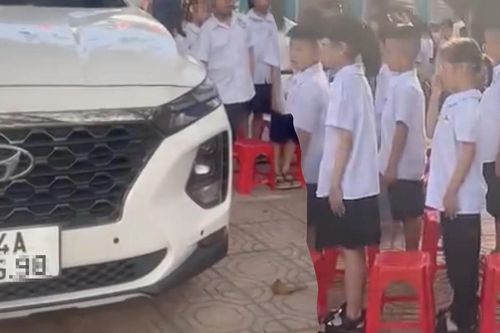 Nữ hiệu phó đỗ ô tô giữa sân trường khi học sinh chào cờ ở Quảng Ninh