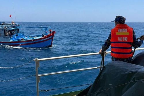 Tàu Hải quân kịp thời cứu tàu cá cùng 13 ngư dân gặp nạn