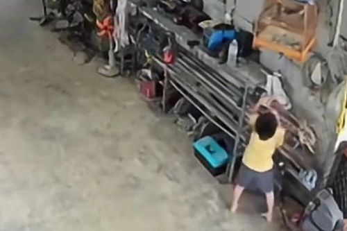 Bé trai bị điện giật khi nghịch ổ điện, camera ghi lại khoảnh khắc đáng sợ