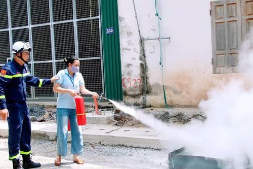 Huấn luyện nghiệp vụ phòng cháy chữa cháy cho hơn 100 công nhân ngành may xuất khẩu