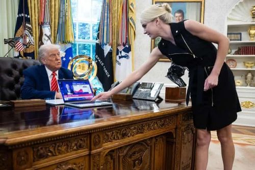 Tổng thống Trump tặng 45.000 USD tiền mặt cho mỗi trợ lý thân cận