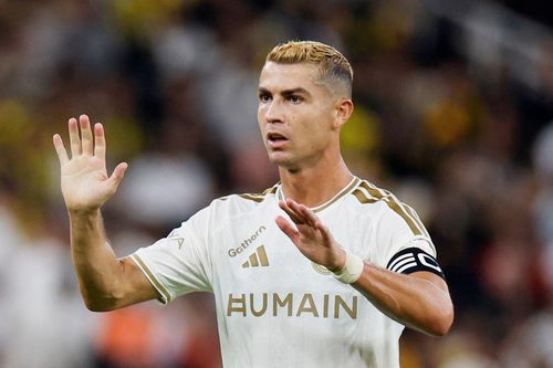 Vì sao Ronaldo bị gạch tên trong cuộc đua QBV?