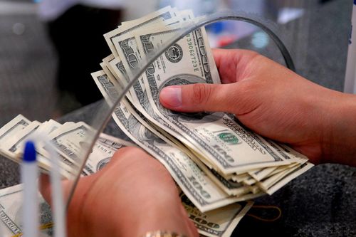Giá USD rơi xuống đáy 6 tháng