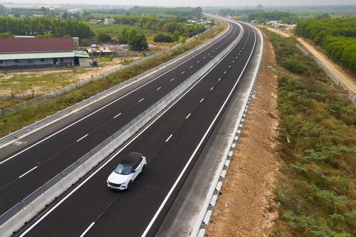 Cao tốc nhưng ít làn - chạy nhanh, vượt xe thế nào?