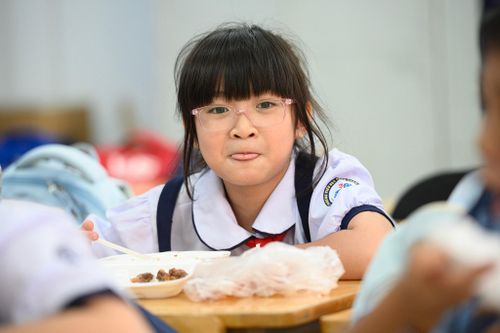 Trường TP.HCM chưa kịp tổ chức bán trú, cô ở lại chăm trò nghỉ trưa