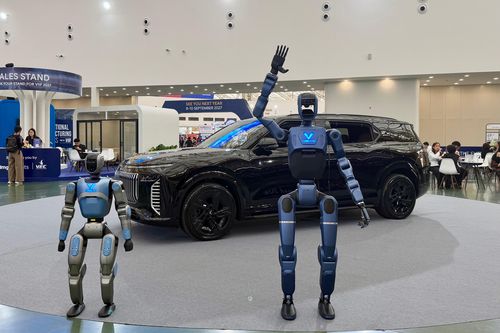 Loạt xe điện, robot, công nghệ mới đang được giới thiệu tại Hà Nội
