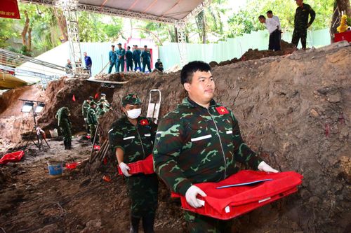 Phát hiện 13 hài cốt liệt sĩ tại rãnh mộ mới ở Công viên Lê Thị Riêng