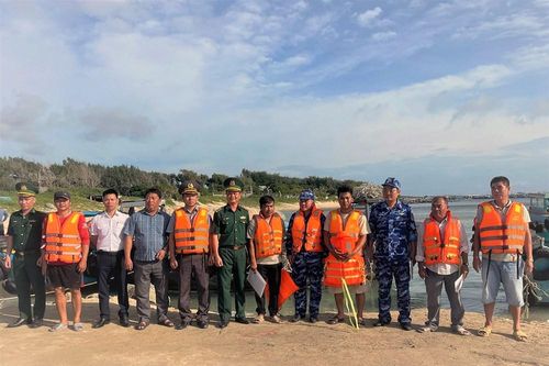 Lai dắt tàu cá cùng 21 ngư dân về bờ an toàn