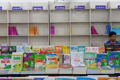 Huế: Có chính sách cấp phát miễn phí, vì sao phụ huynh vẫn 'săn' SGK?